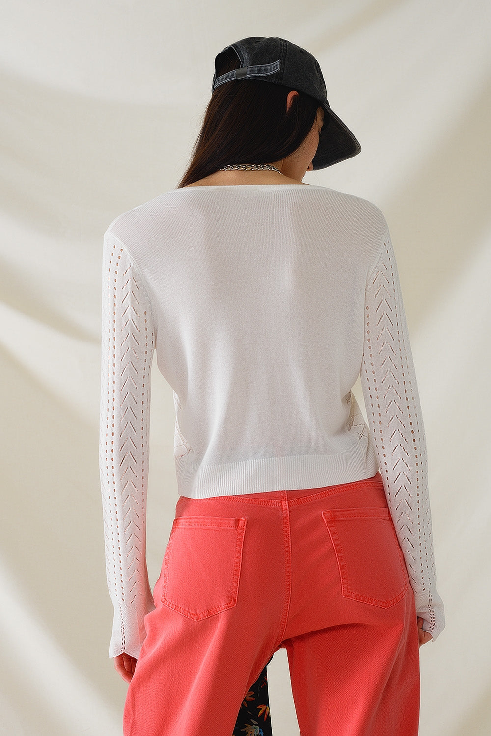 Cardigan bianco con stampa argyle e chiusura a cravatta