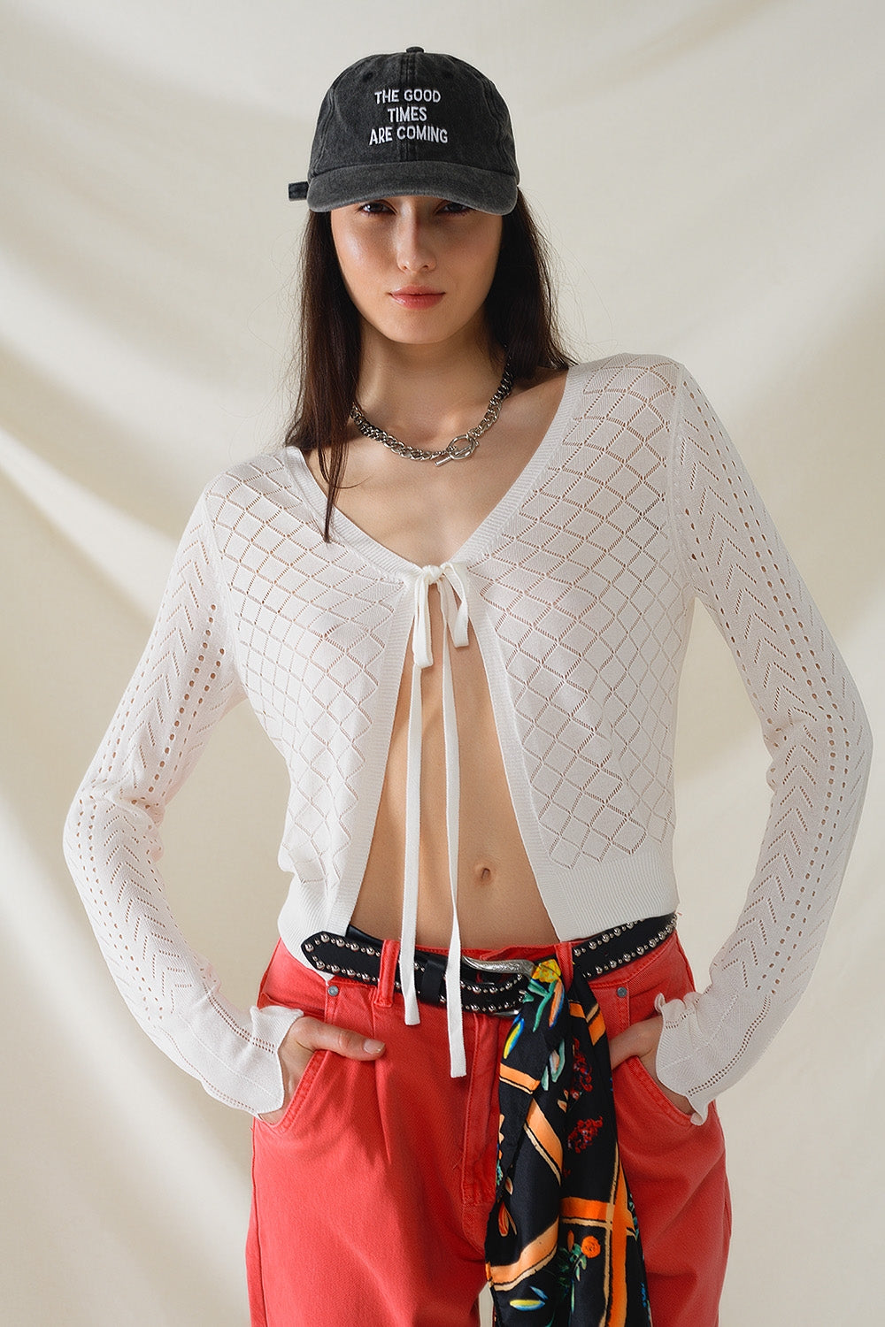 Cardigan bianco con stampa argyle e chiusura a cravatta