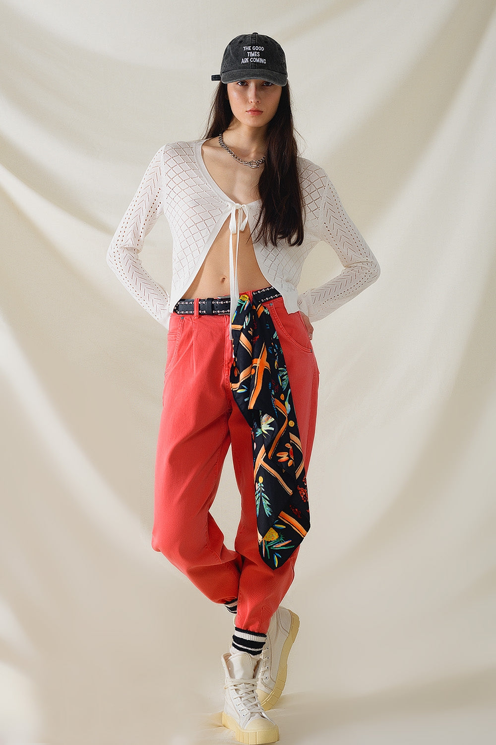 Cardigan bianco con stampa argyle e chiusura a cravatta