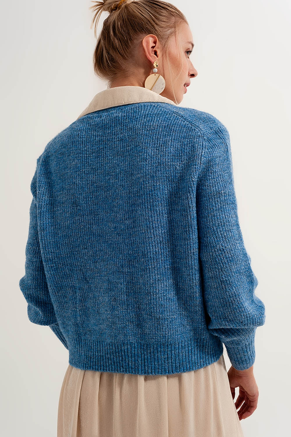 Cardigan blu abbottonato davanti