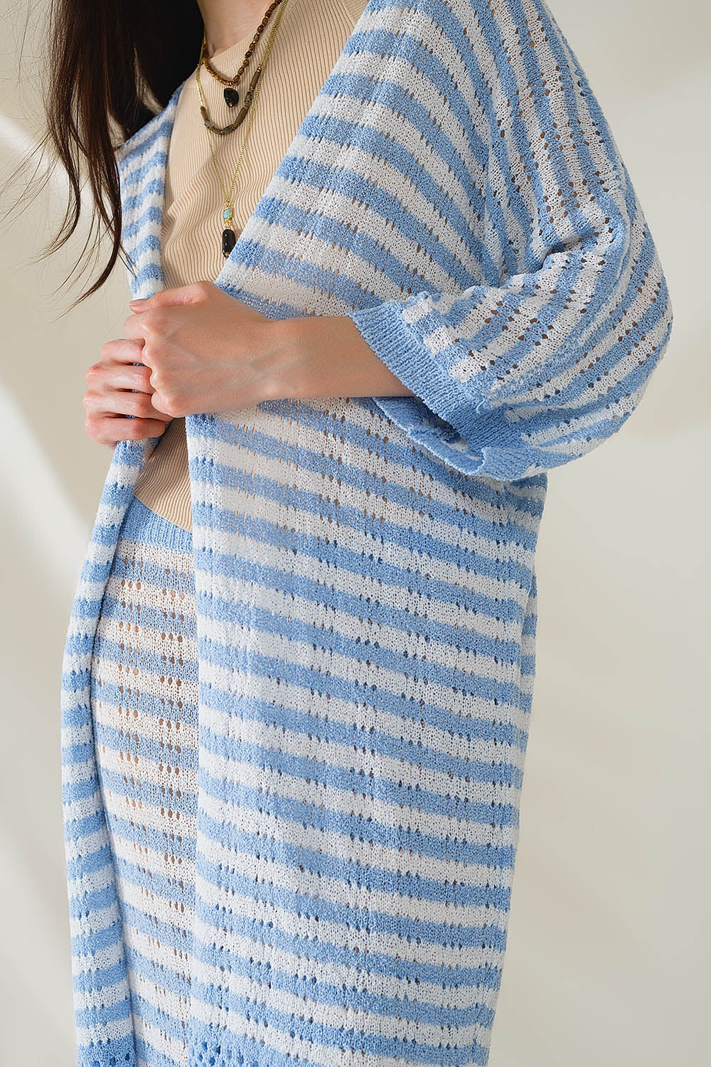 Cardigan blu in stile bohémien con maglia a righe e frange