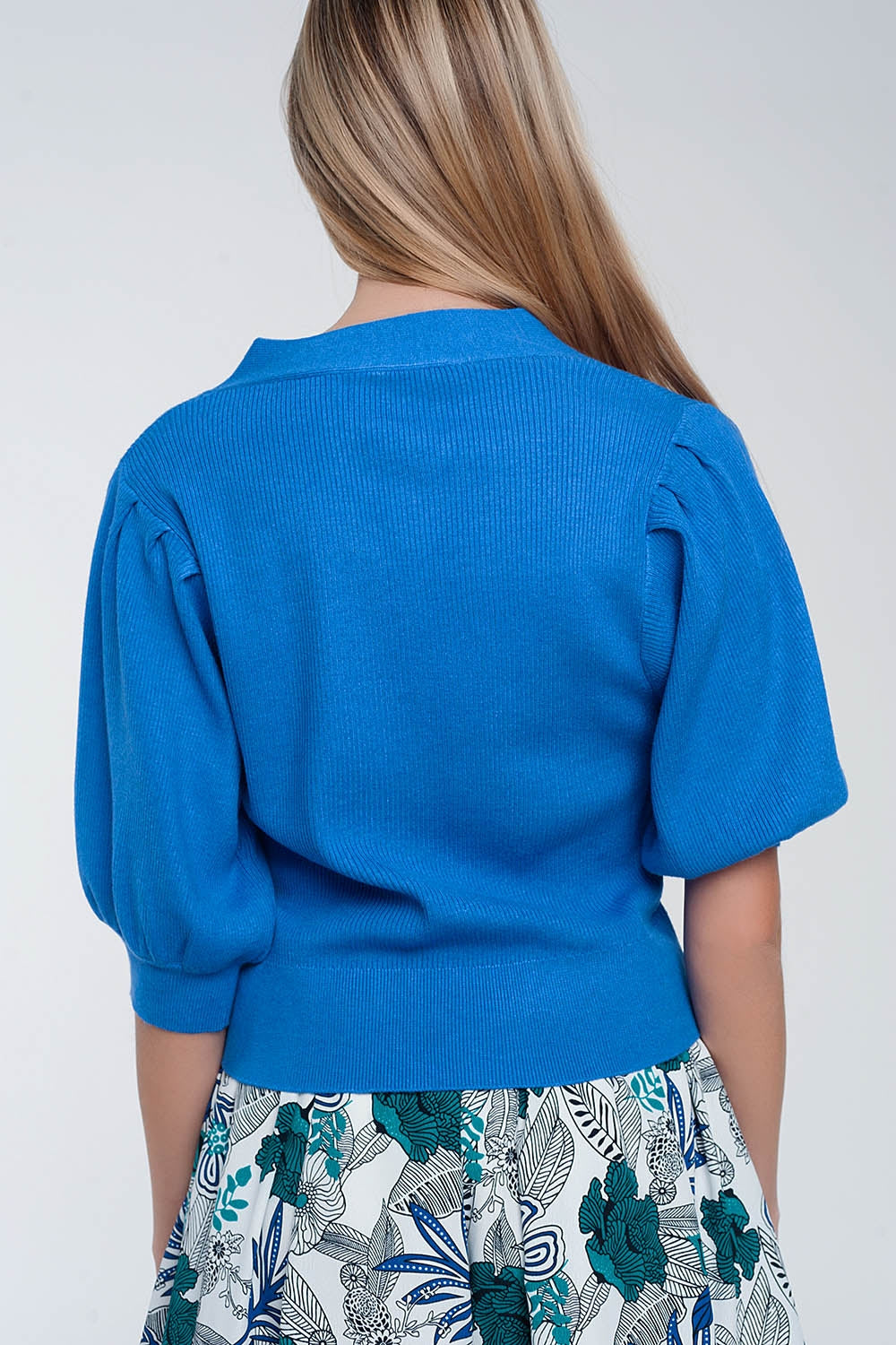 Cardigan color blu con maniche voluminose
