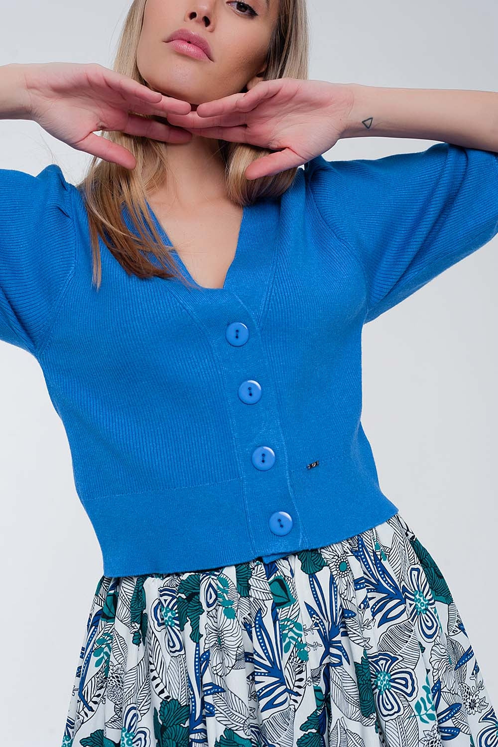 Cardigan color blu con maniche voluminose