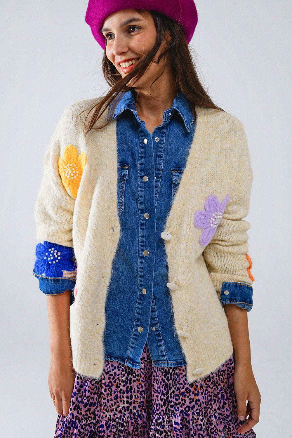 Cardigan color crema con fiori in rilievo