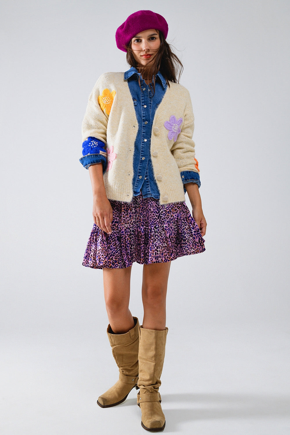 Cardigan color crema con fiori in rilievo