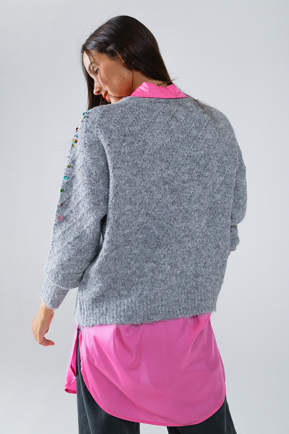 Cardigan con scollo a V e ricamo di paillettes multicolore in grigio