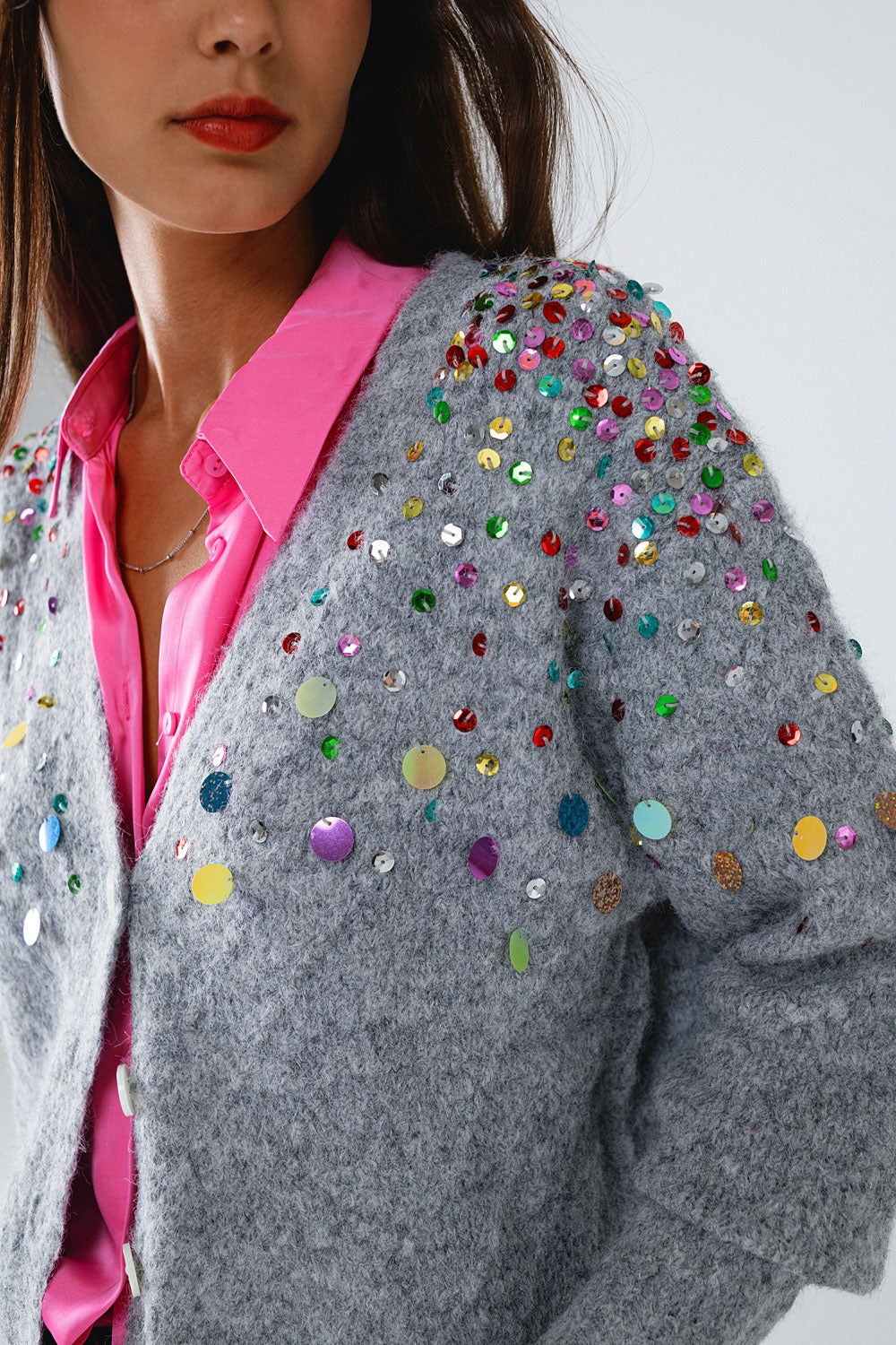 Cardigan con scollo a V e ricamo di paillettes multicolore in grigio