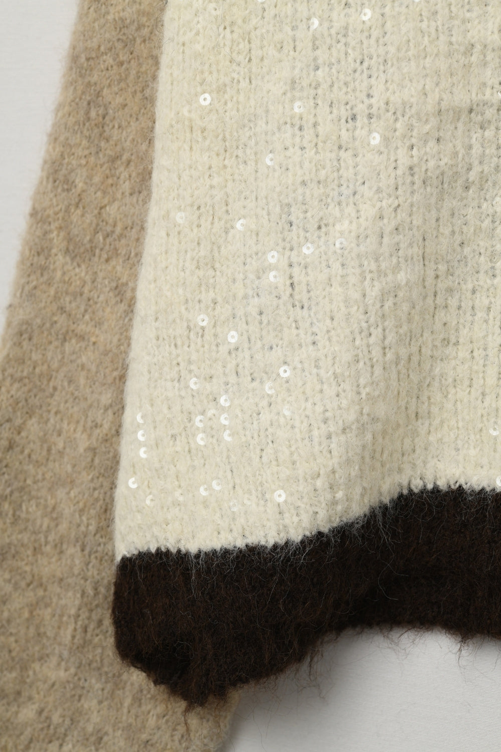 Cardigan con scollo a V in paillettes color-block nei colori beige e marrone