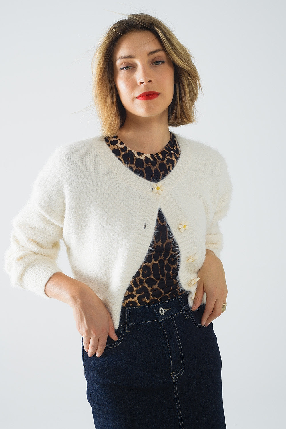Q2 Cardigan corto e soffice color panna con bottoni a fiore