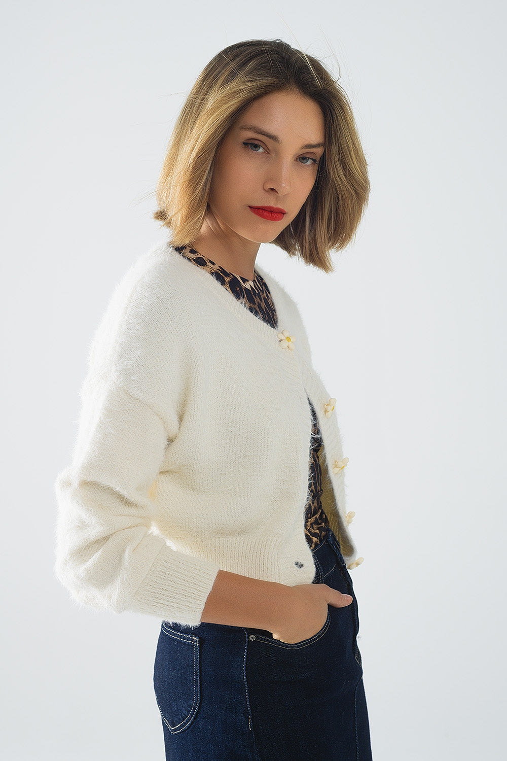Cardigan corto e soffice color panna con bottoni a fiore