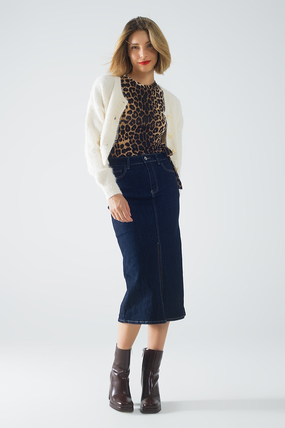 Cardigan corto e soffice color panna con bottoni a fiore