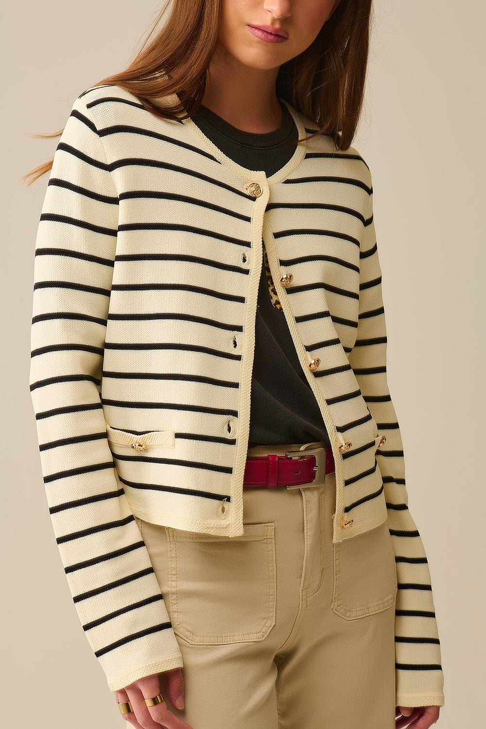 Cardigan crema con strisce nere e bottoni dorati