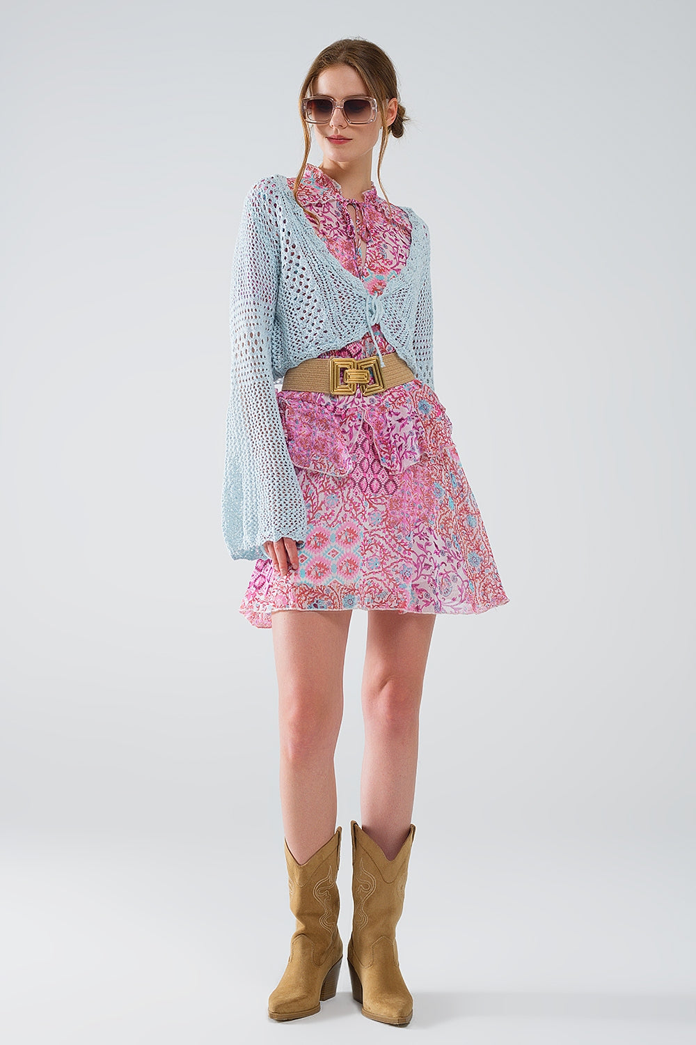 Cardigan cropped in blu baby con chiusura a cravatta
