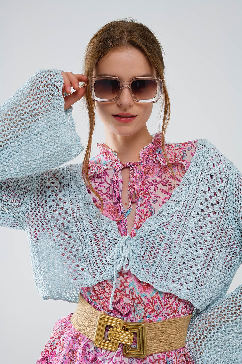 Cardigan cropped in blu baby con chiusura a cravatta