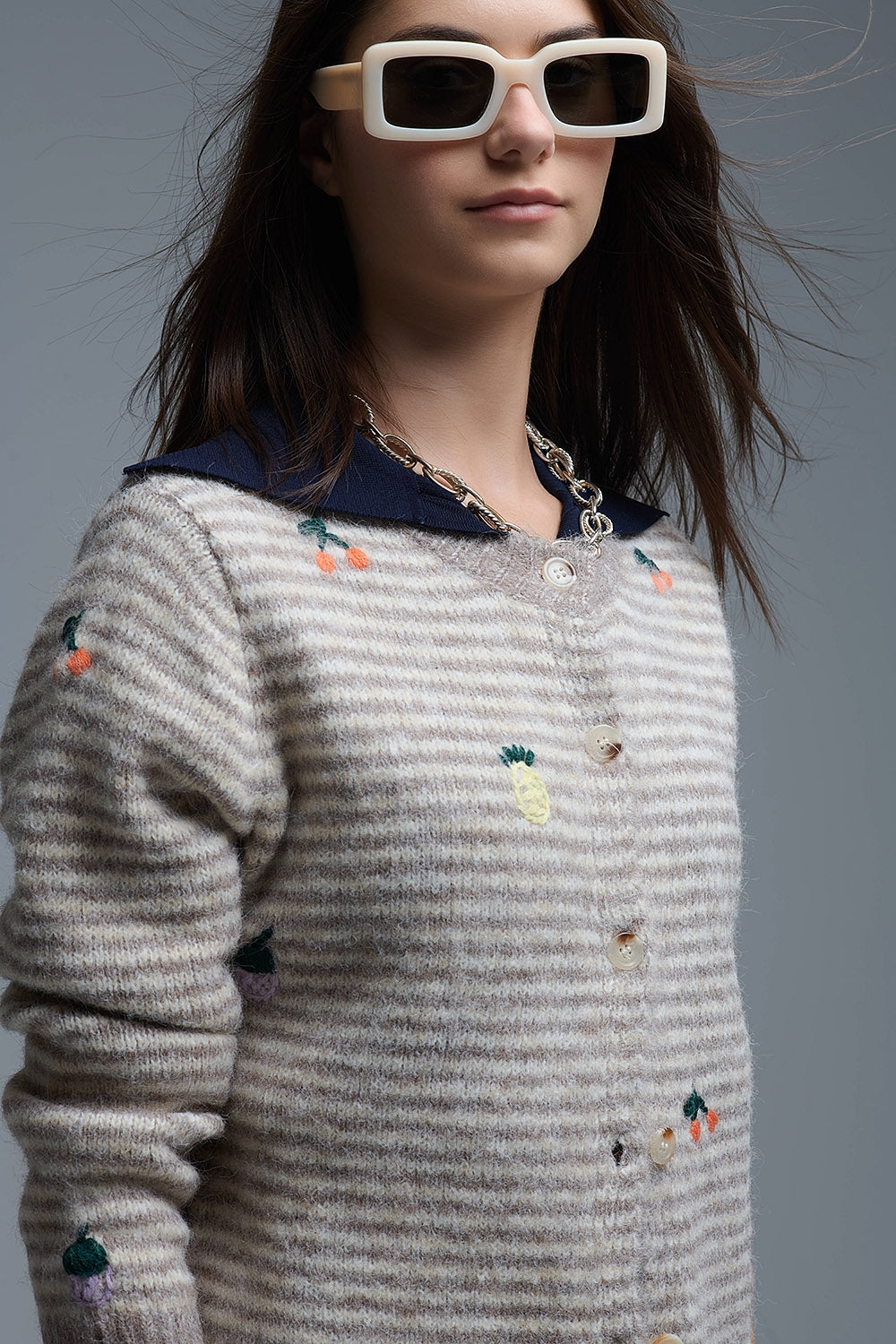 Cardigan girocollo a righe con ricamo di frutta in beige