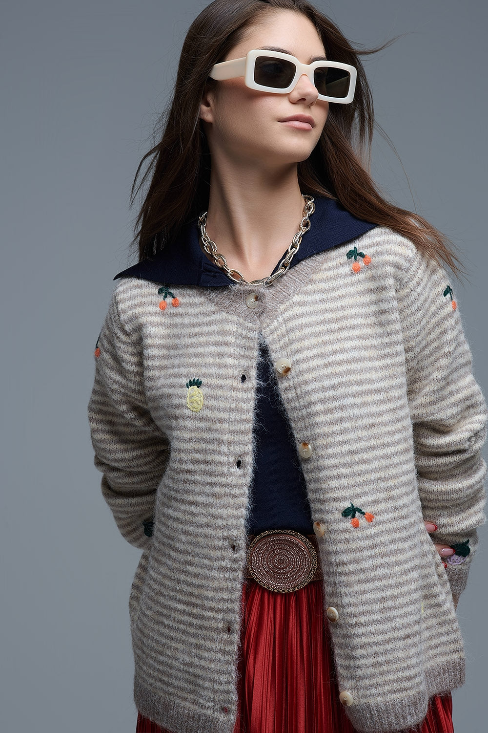 Cardigan girocollo a righe con ricamo di frutta in beige