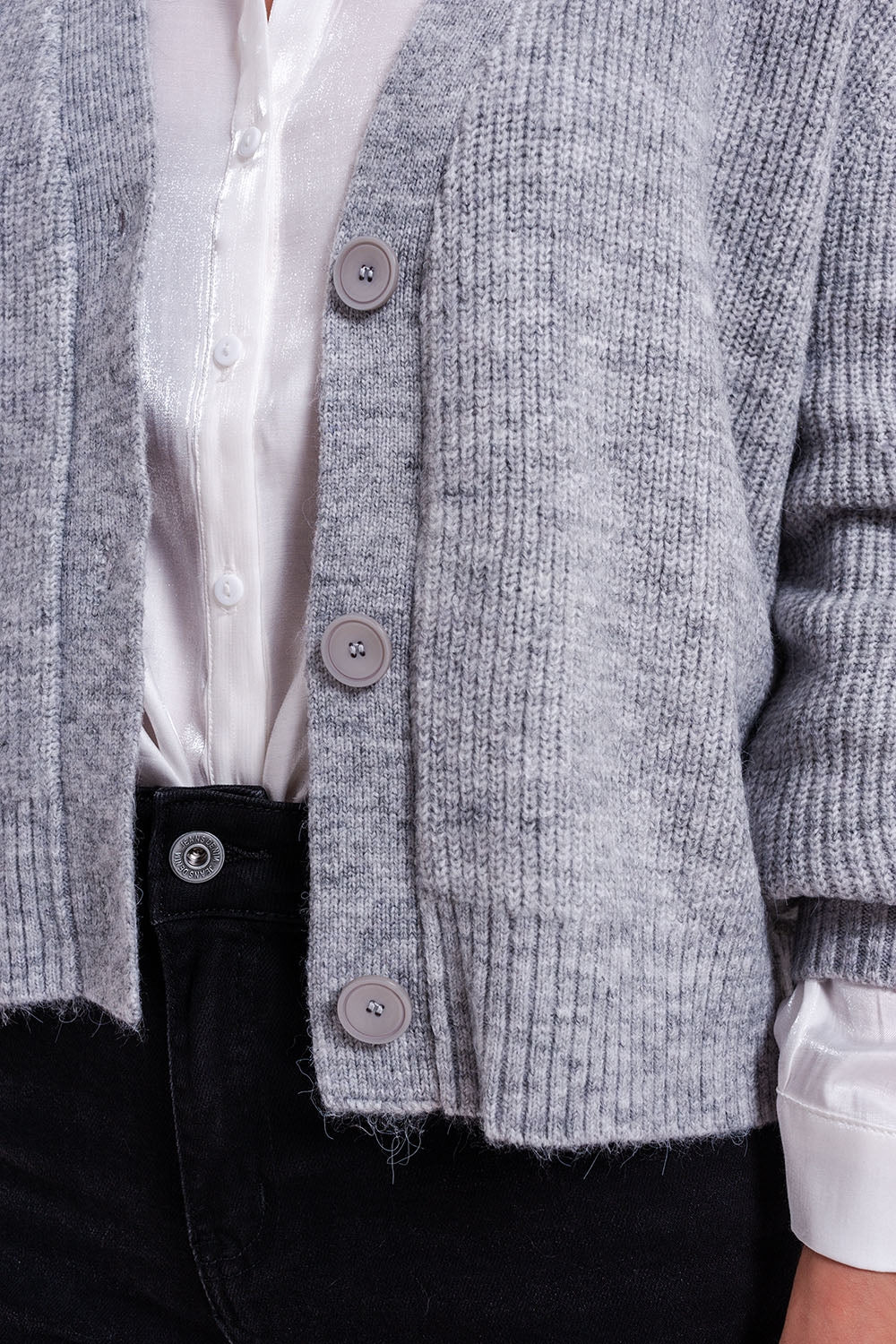 Cardigan grigio abbottonato davanti