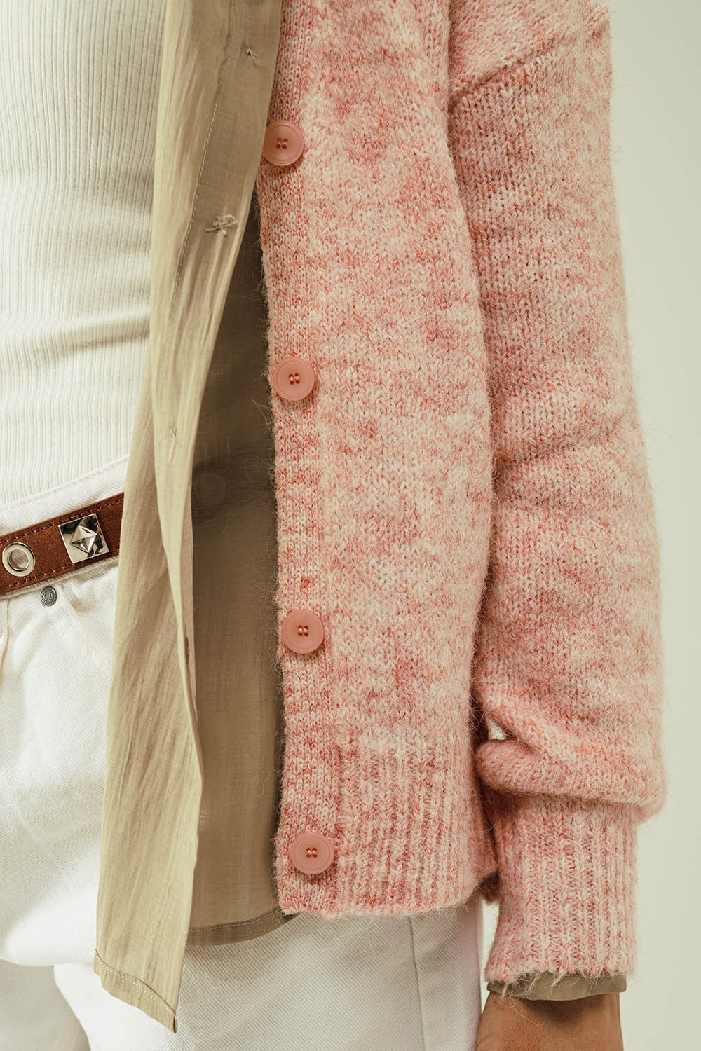 cardigan in maglia rosa con ampio scollo a V e chiusura a bottoni
