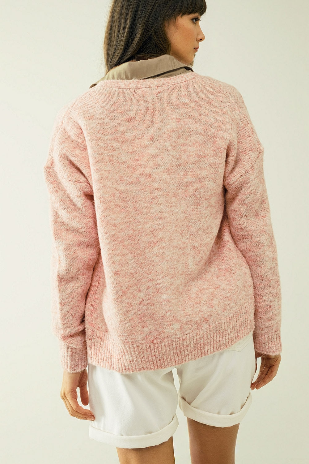 cardigan in maglia rosa con ampio scollo a V e chiusura a bottoni