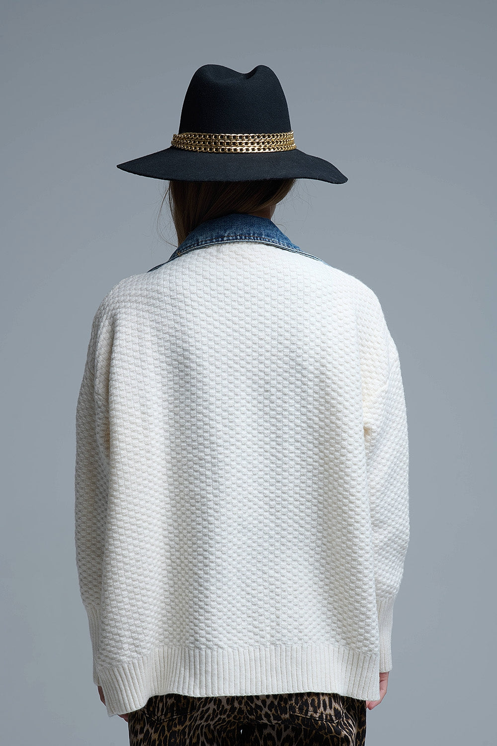 Cardigan in maglia waffle bianco con interno in denim blu a maglia grossa