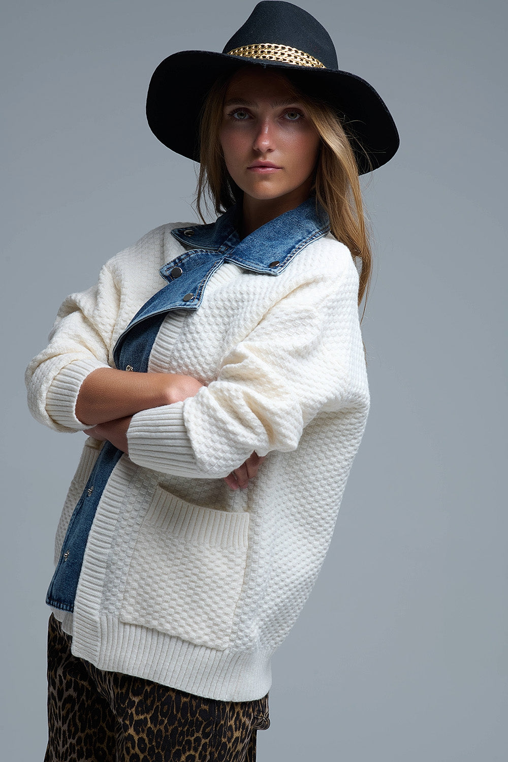 Cardigan in maglia waffle bianco con interno in denim blu a maglia grossa