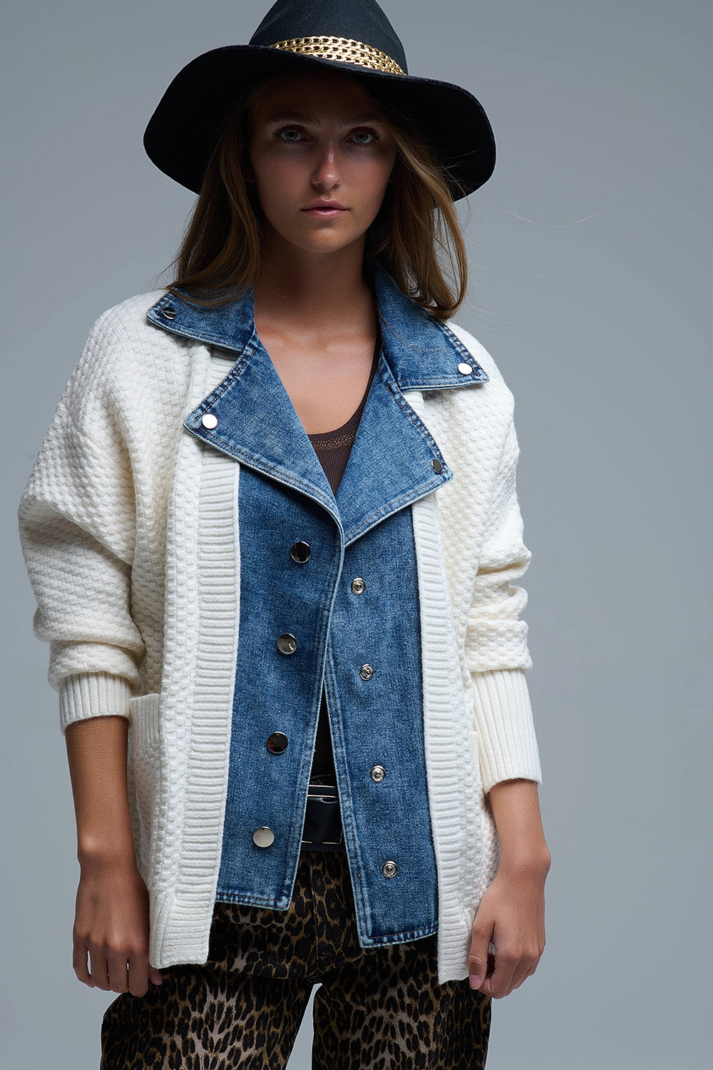 Cardigan in maglia waffle bianco con interno in denim blu a maglia grossa