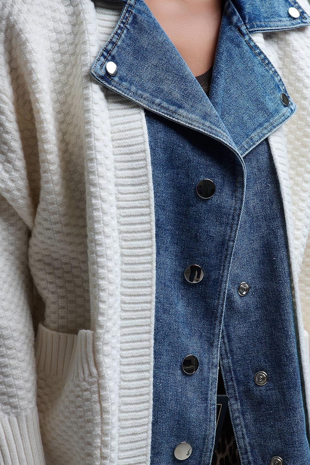 Cardigan in maglia waffle bianco con interno in denim blu a maglia grossa