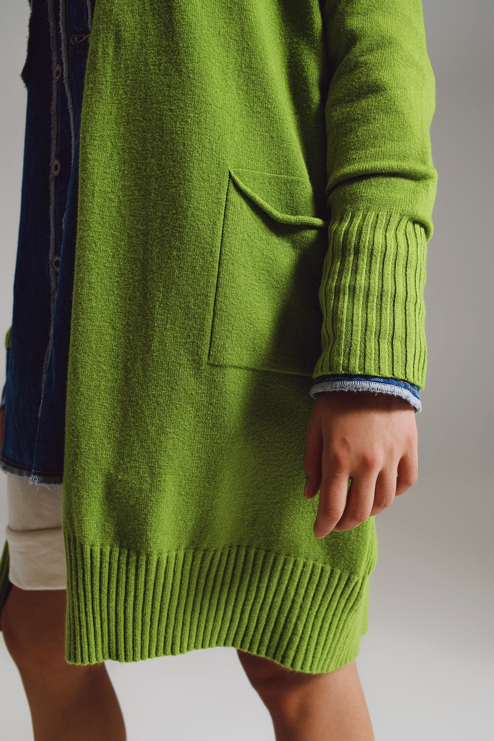 Cardigan lungho verde con tasche ripiegabili