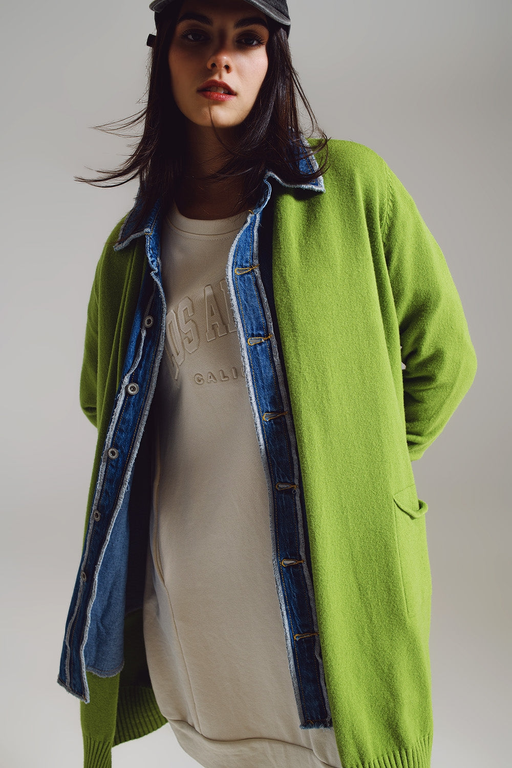 Cardigan lungho verde con tasche ripiegabili