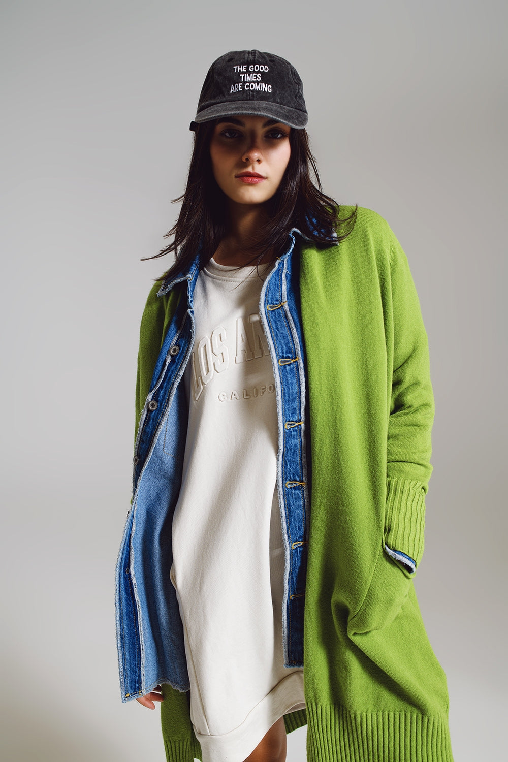Cardigan lungho verde con tasche ripiegabili