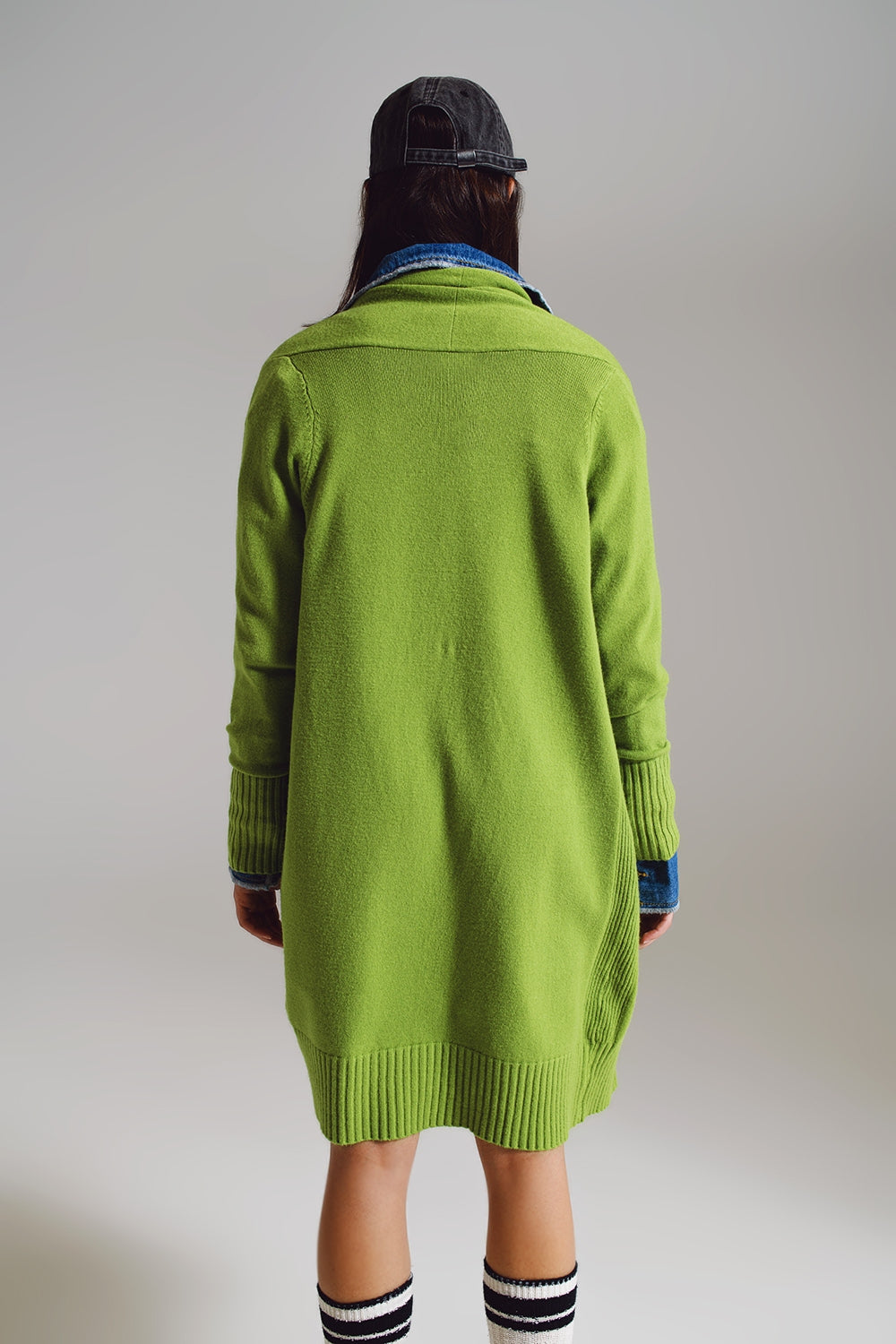 Cardigan lungho verde con tasche ripiegabili