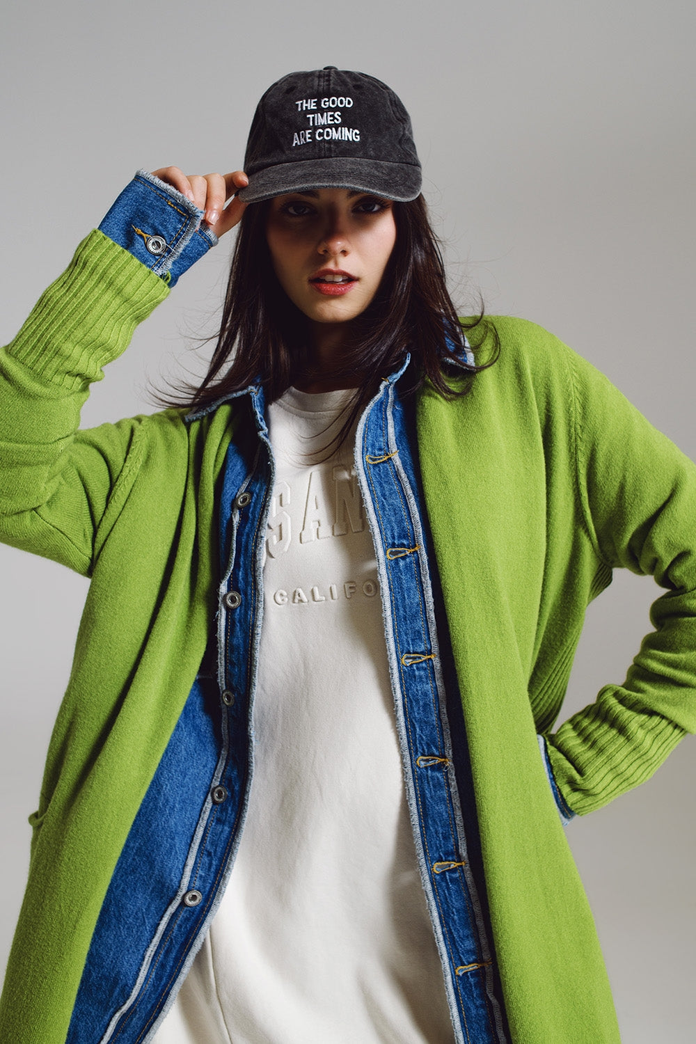 Cardigan lungho verde con tasche ripiegabili