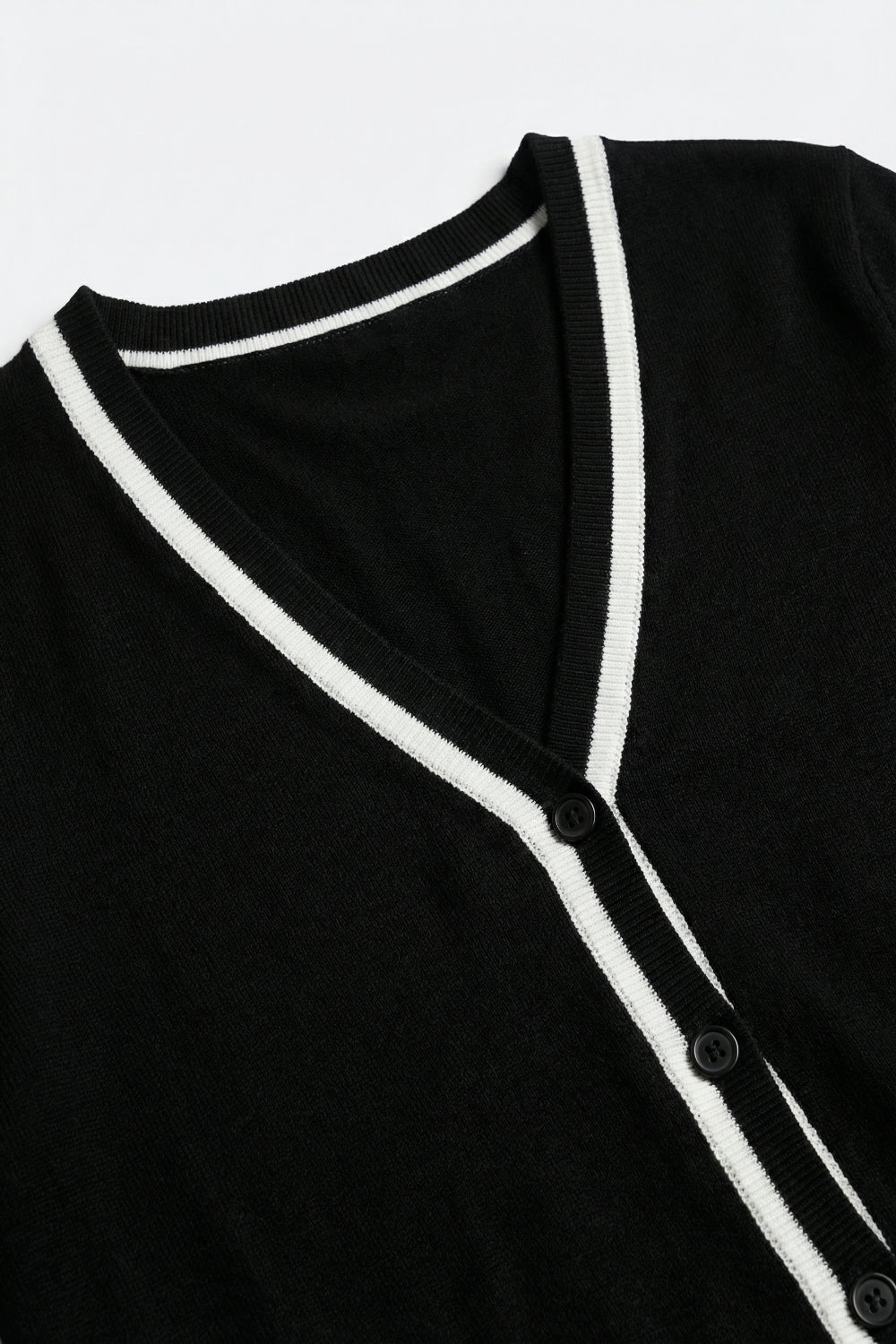Cardigan nero a maglia fine con rifiniture a contrasto in bianco