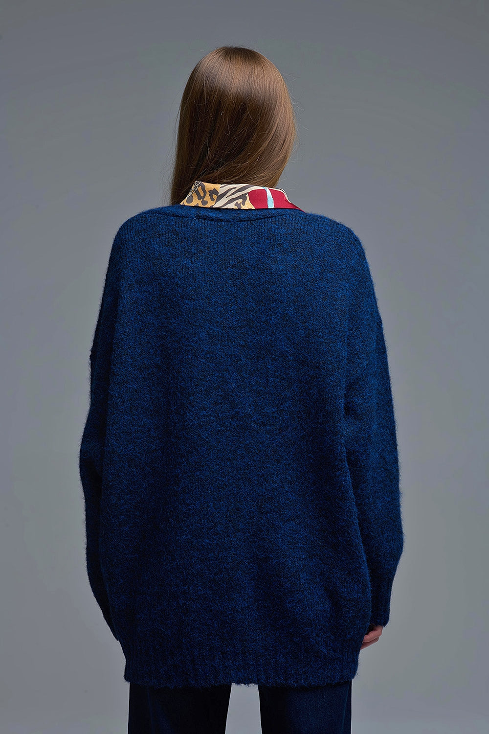 Cardigan oversize in blu scuro con bottoni e tasche dorate