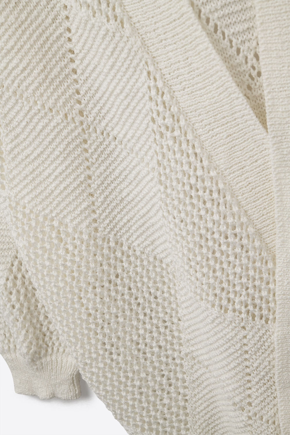 Cardigan panna drappeggiato con disegno all'uncinetto