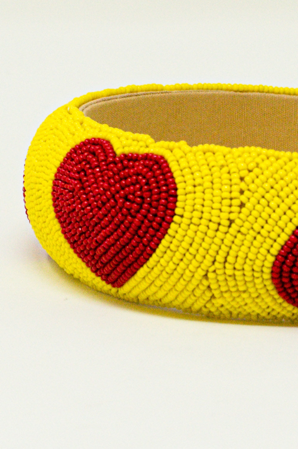 Cerchietto con perline e dettagli a cuore in giallo