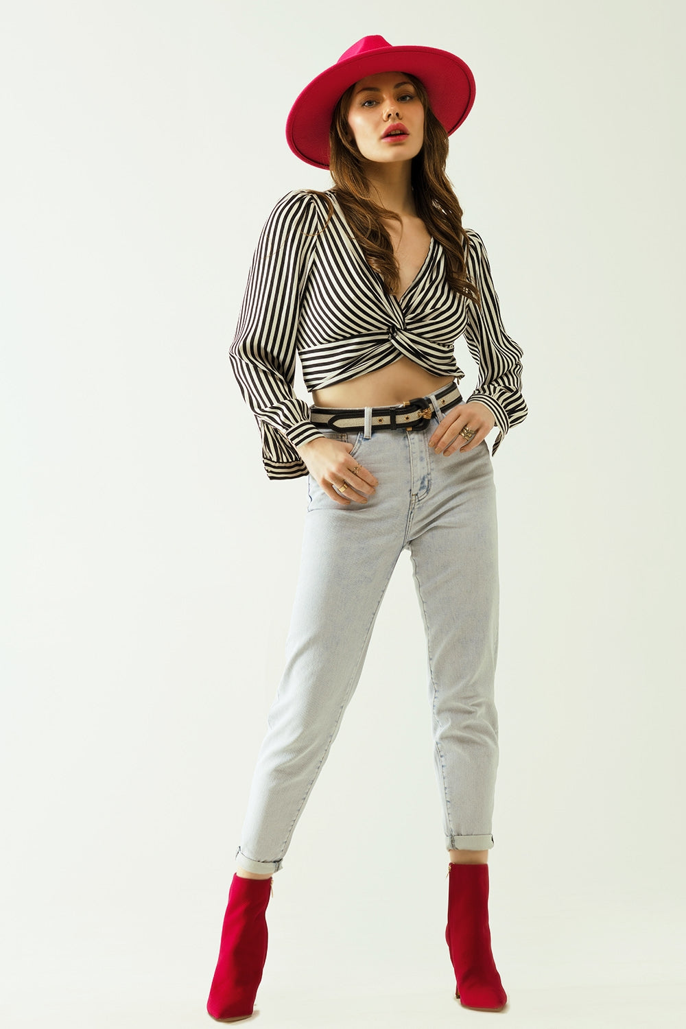 Cinque tasche effetto lavaggio mom jeans con orlo ripiegato