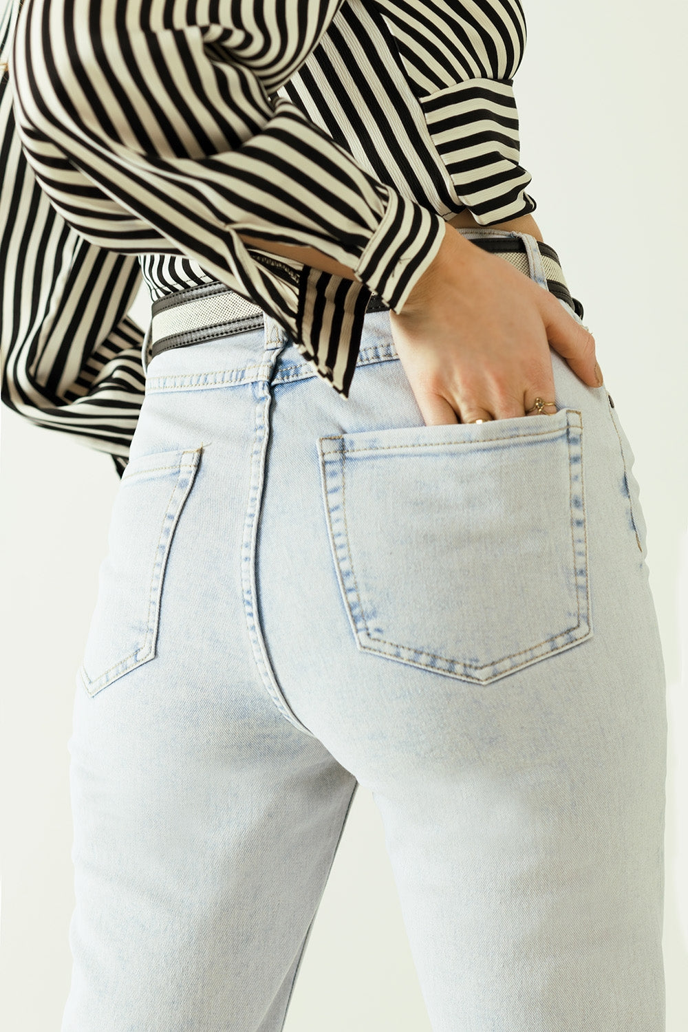 Cinque tasche effetto lavaggio mom jeans con orlo ripiegato