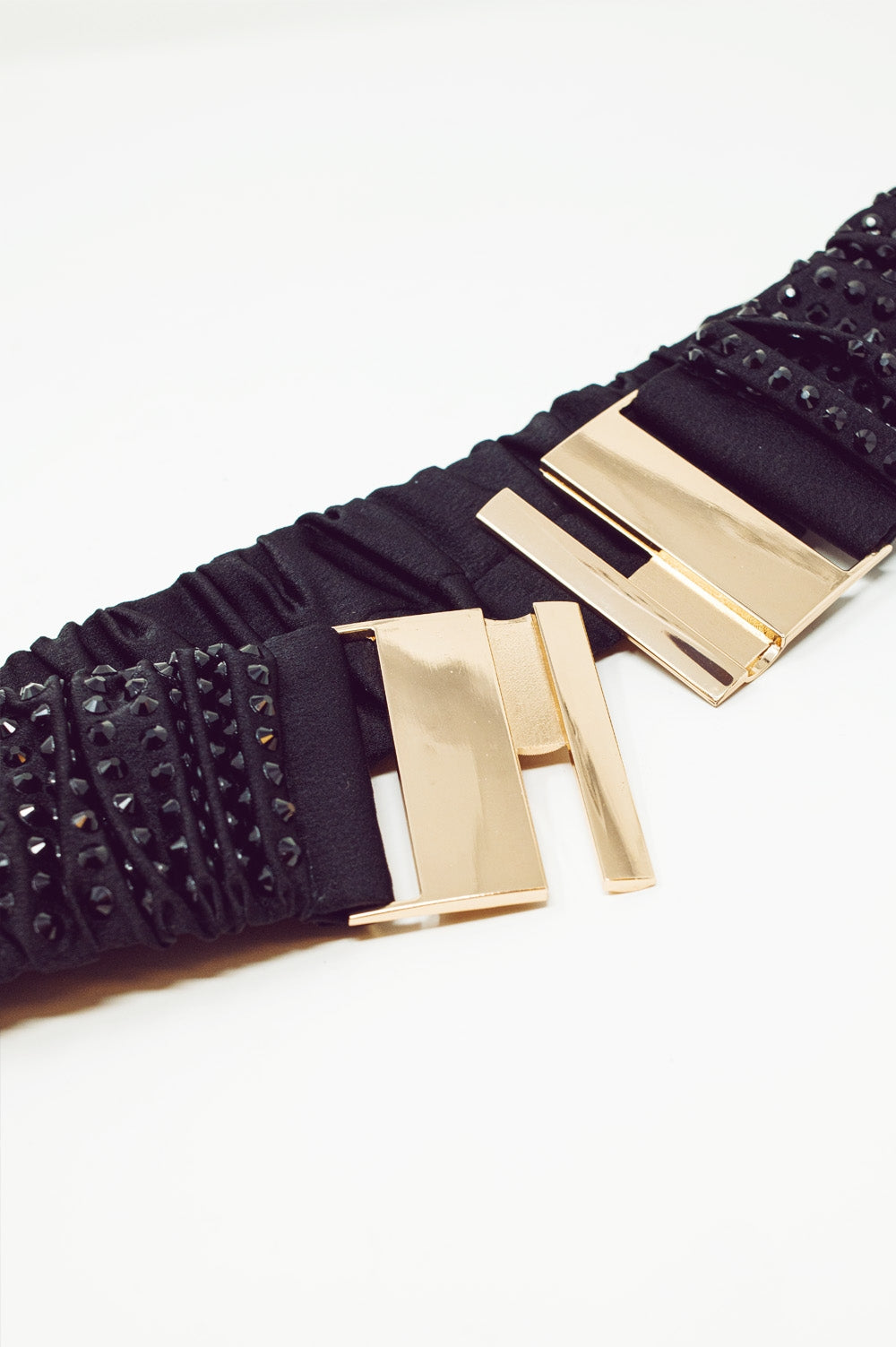 Cintura elastica con perline e fibbia dorata in nero