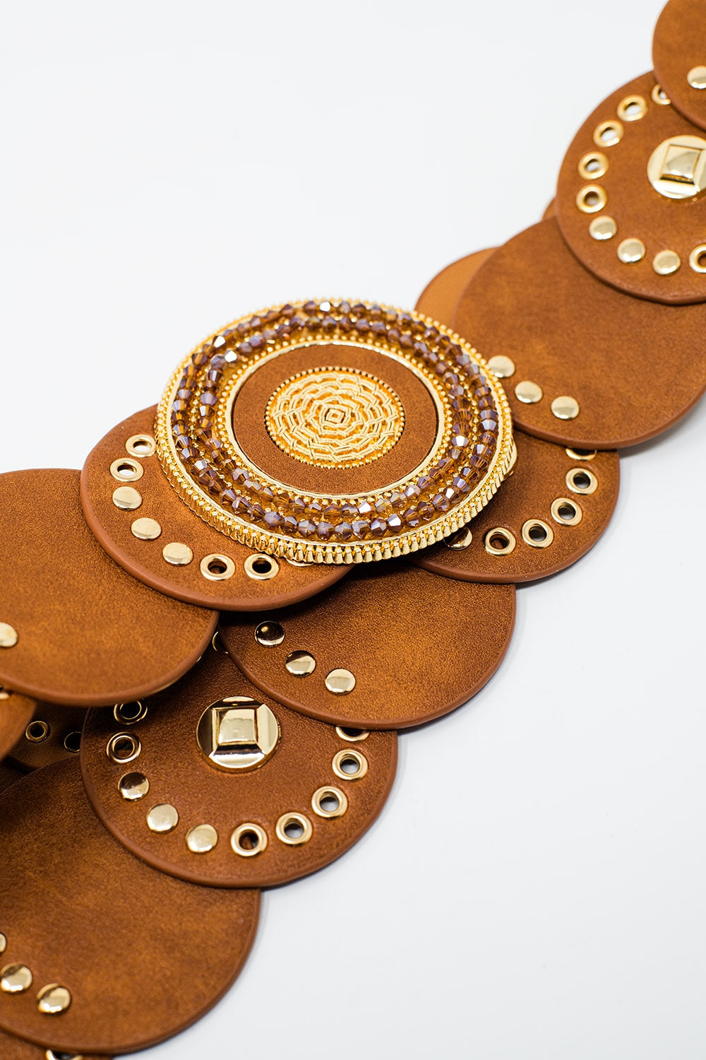 Cintura in pelle marrone con fibbia rotonda in strass oro e dettagli dorati