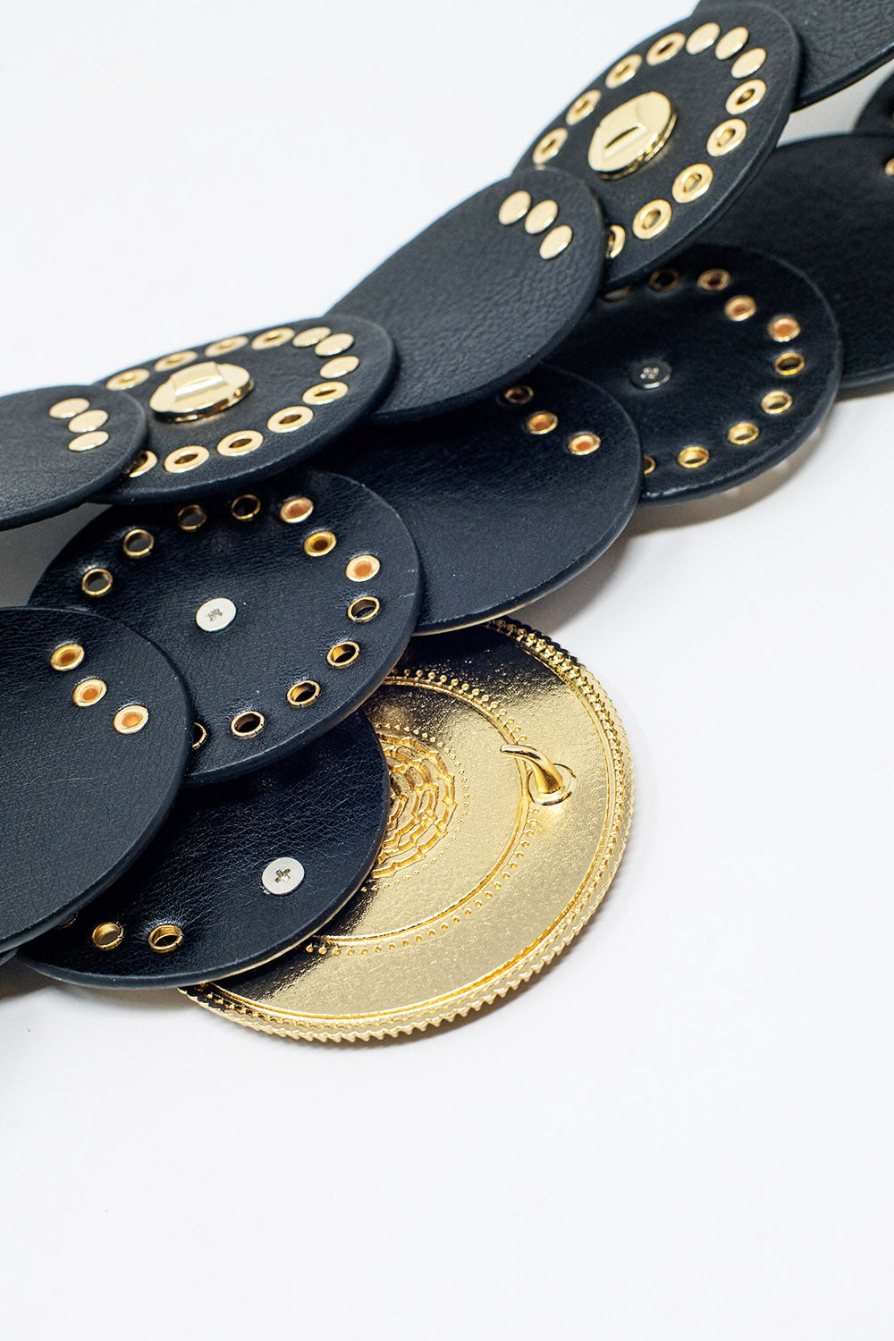Cintura in pelle nera con fibbia rotonda in strass neri e dettagli dorati