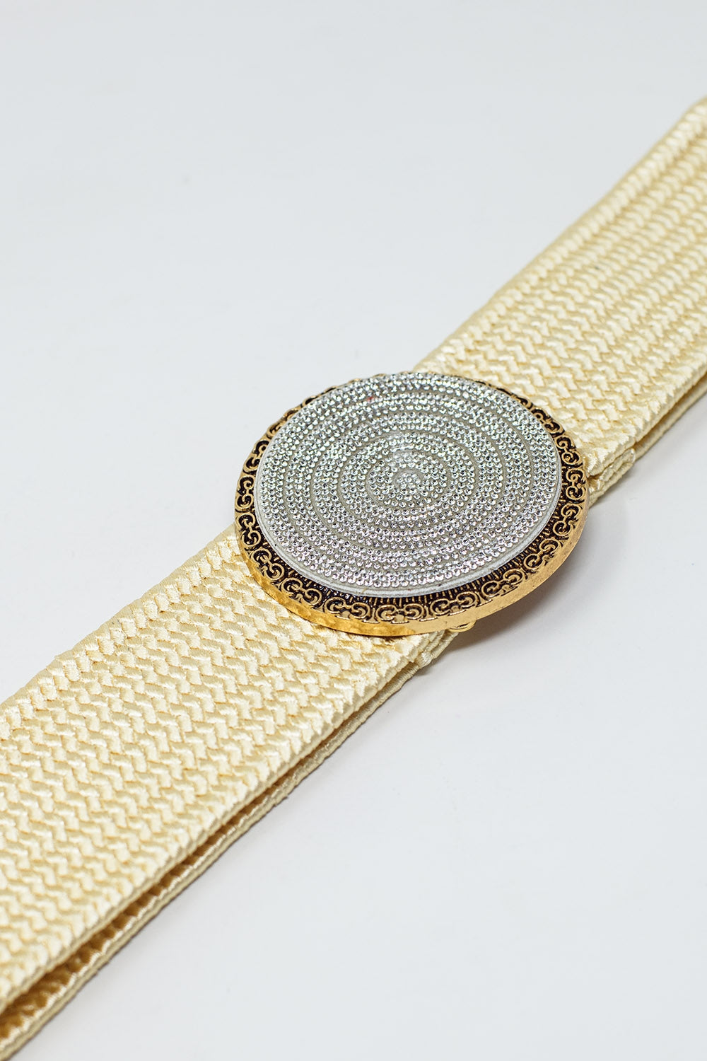Cintura intrecciata color crema con fibbia rotonda con strass
