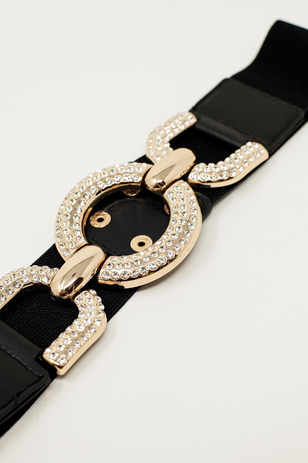 Cintura stretta elastica nera con strass incastonato in un cerchio.