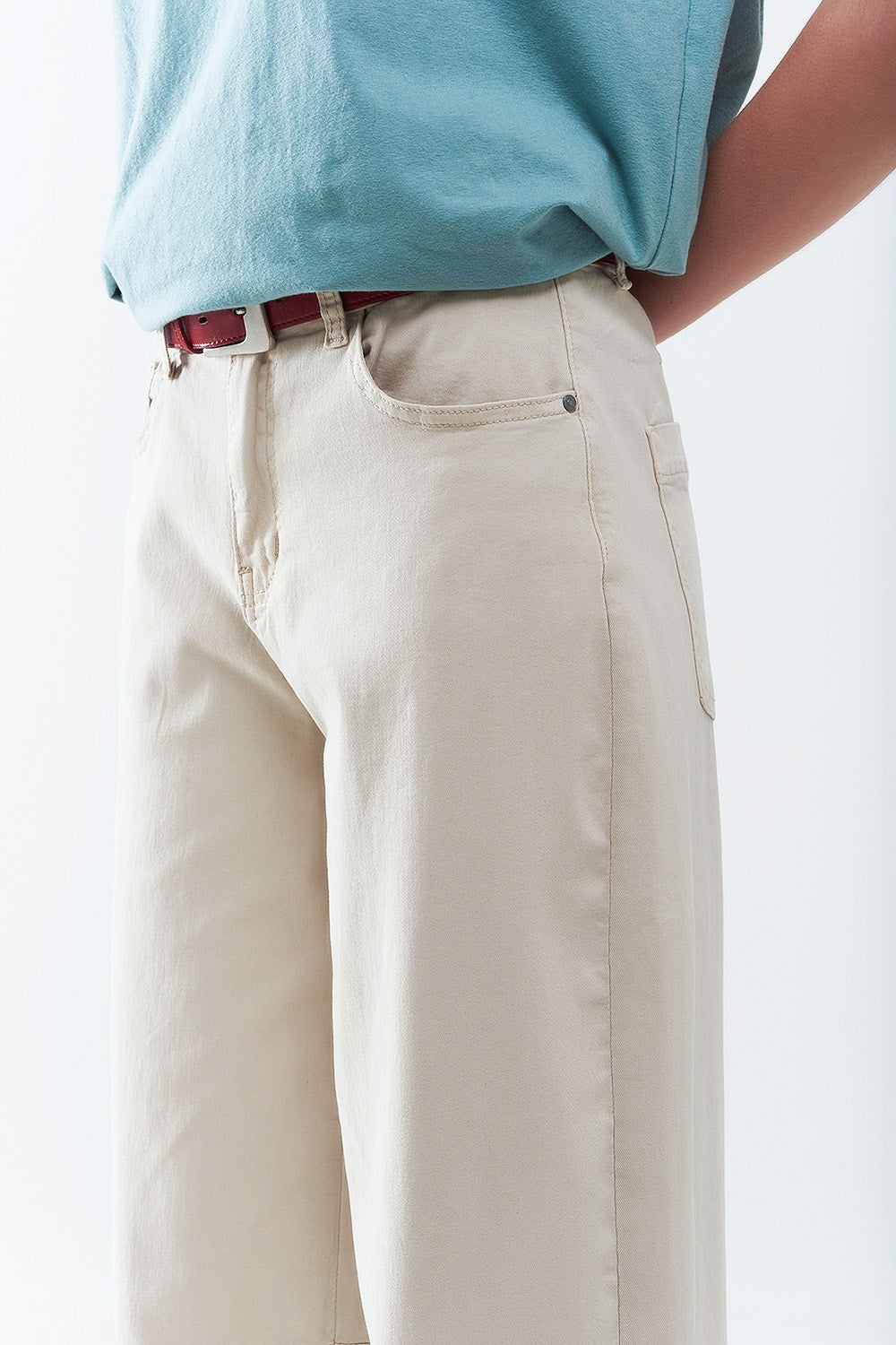comodi jeans elasticizzati con gamba a botte in beige