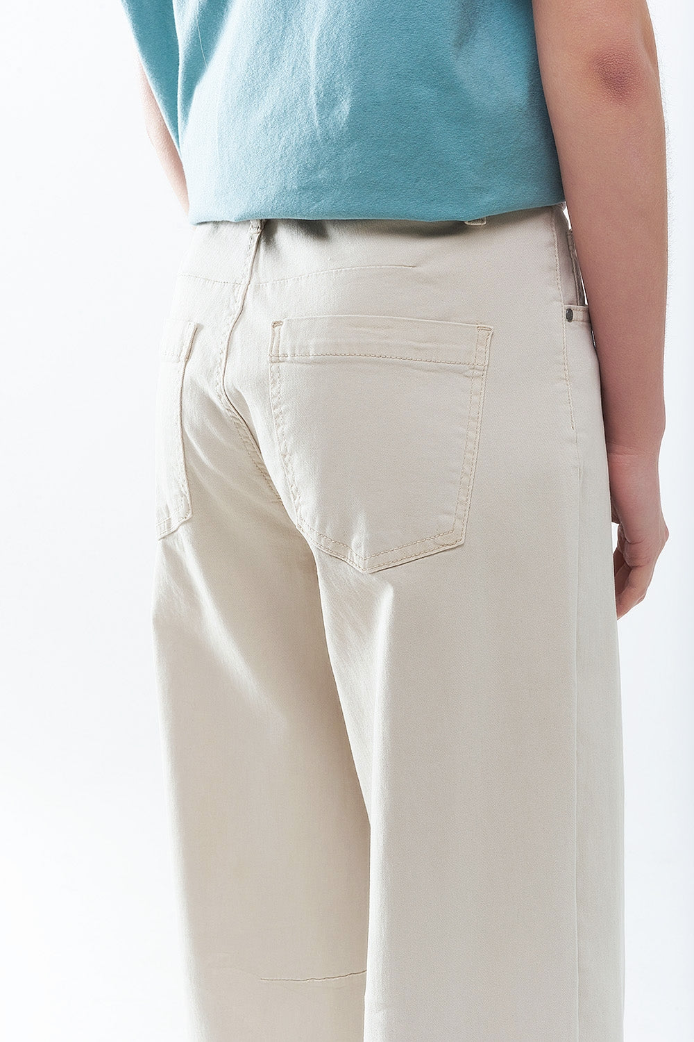 comodi jeans elasticizzati con gamba a botte in beige