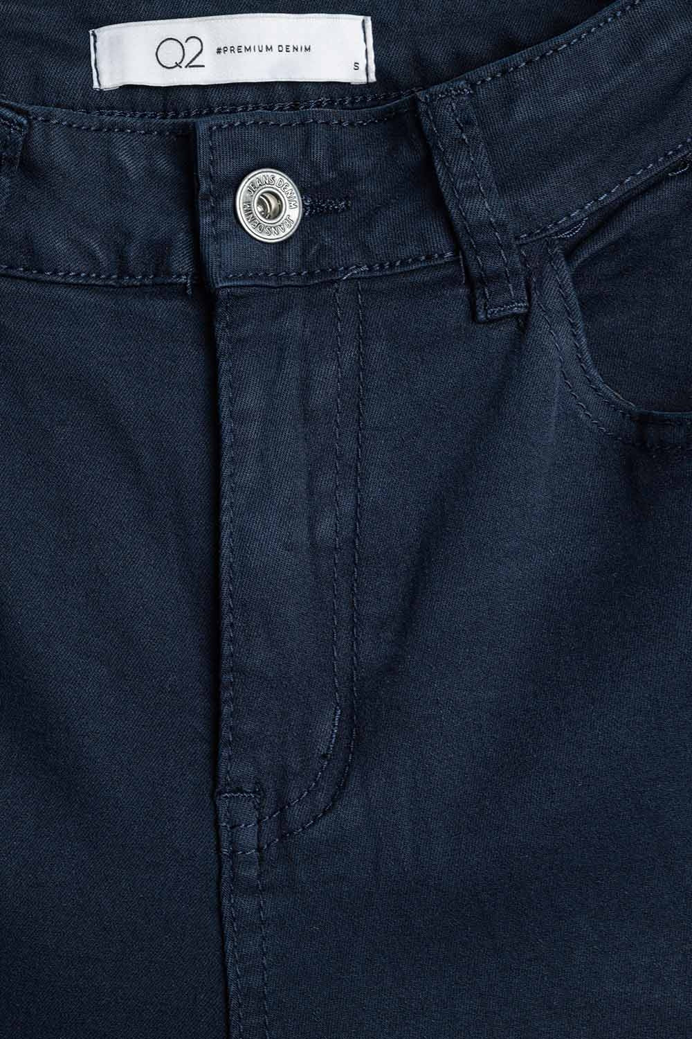 Comodi jeans elasticizzati con gamba a botte in blu navy
