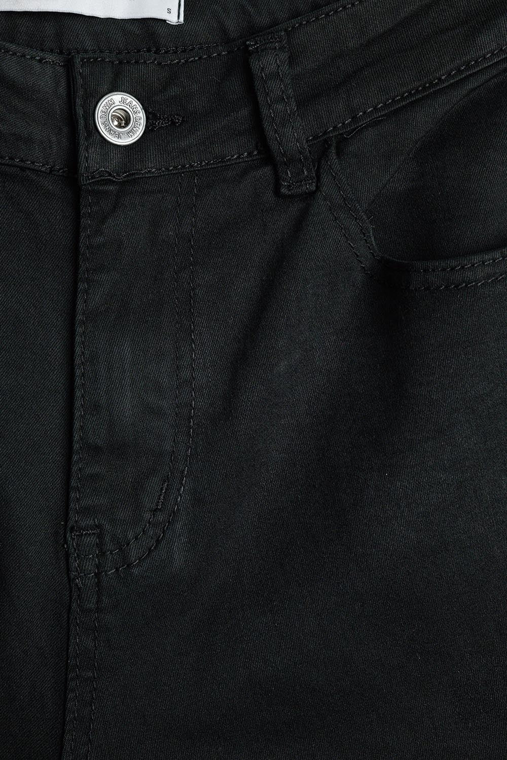Comodi jeans elasticizzati con gamba a botte in nero