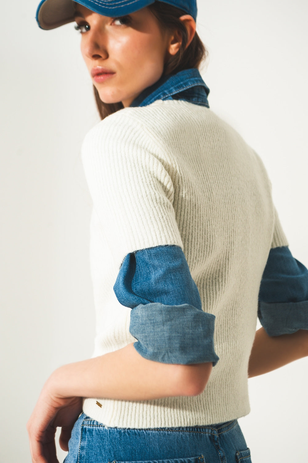 Crop top a maniche corte a coste in crema