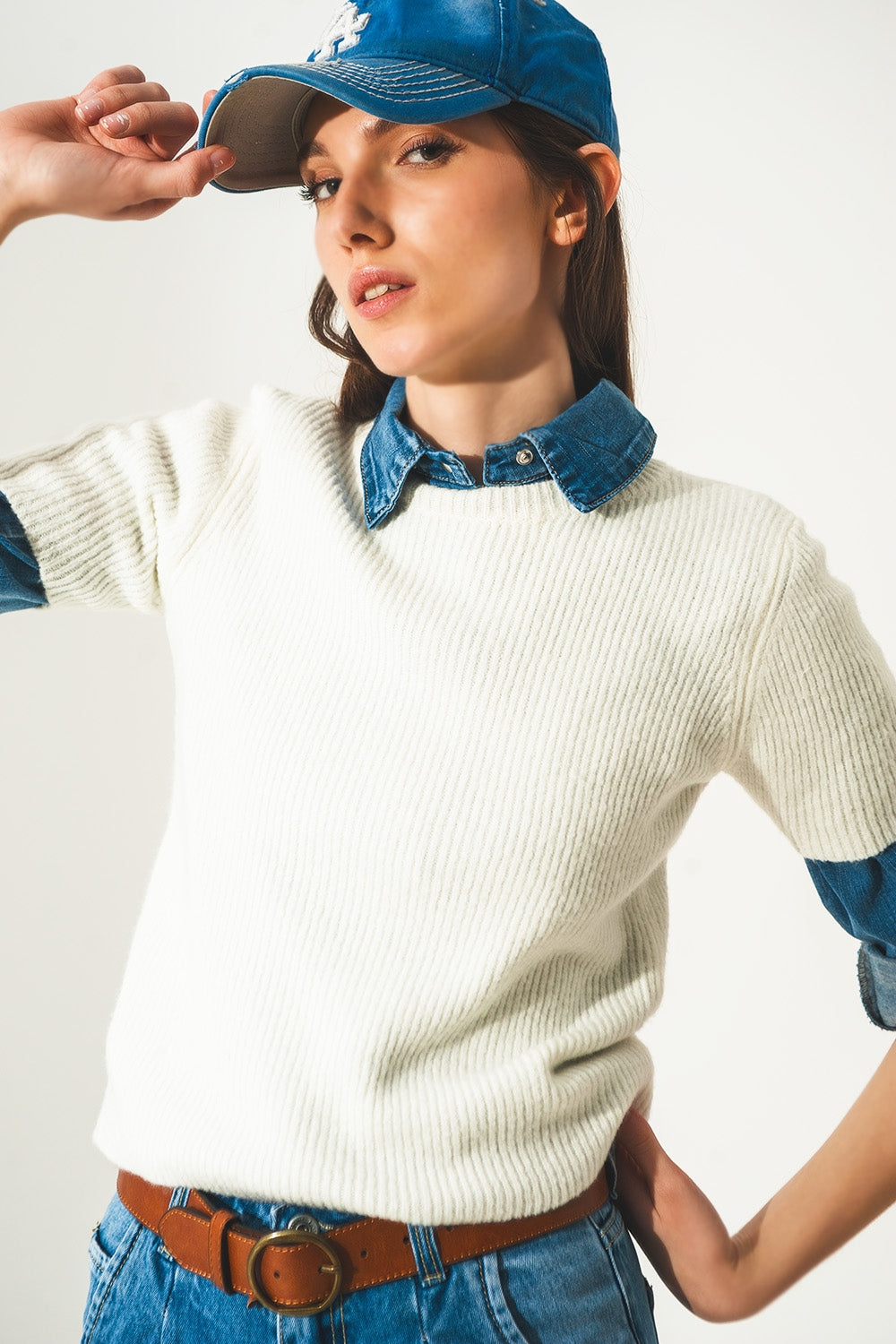 Crop top a maniche corte a coste in crema