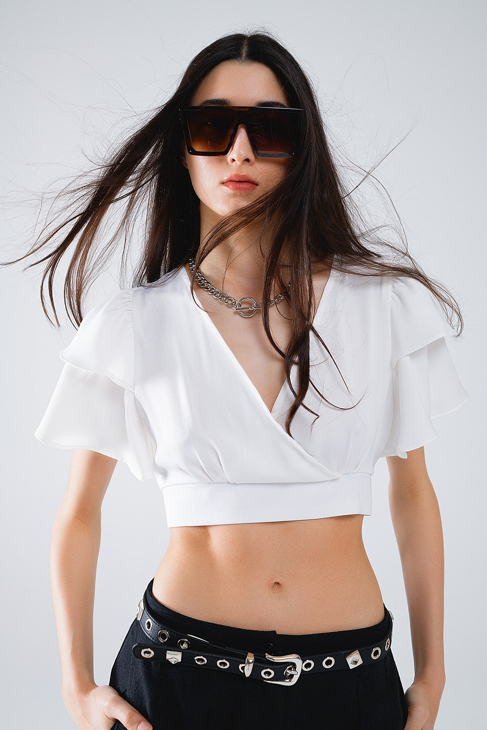 Crop Top bianco con maniche corte e scollo a V